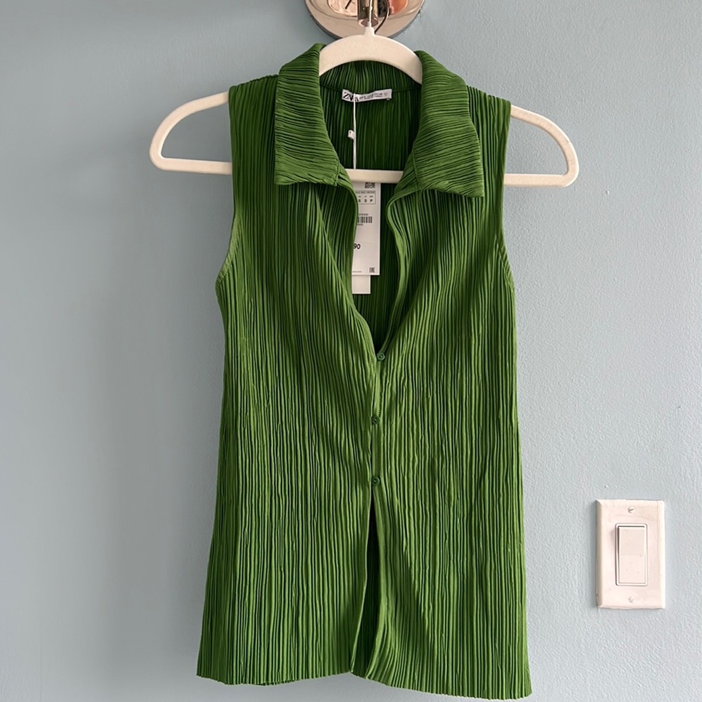 Green plisse Zara sleeveless top. NEW. Size S.
